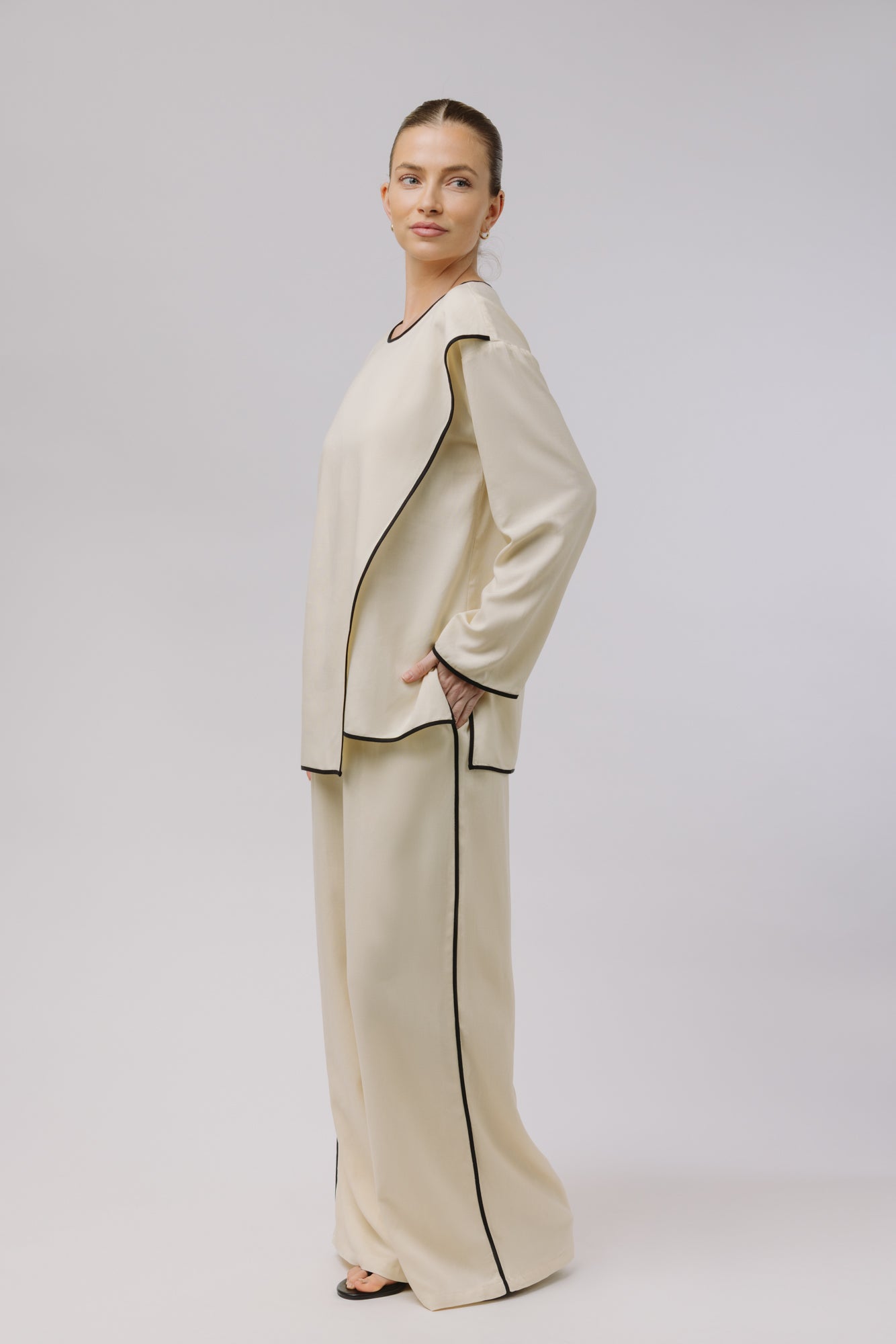 Asiya — Linen Set with Contrast Piping